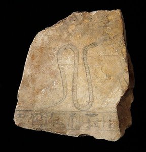 Ostracon decorado com um esboço de uma mulher ajoelhada na frente de uma deusa cobra, possivelmente de Deir el-Medina, Dinastia XIX-XX, 1200-1153 aC (calcário pintado) (ver também 76554)